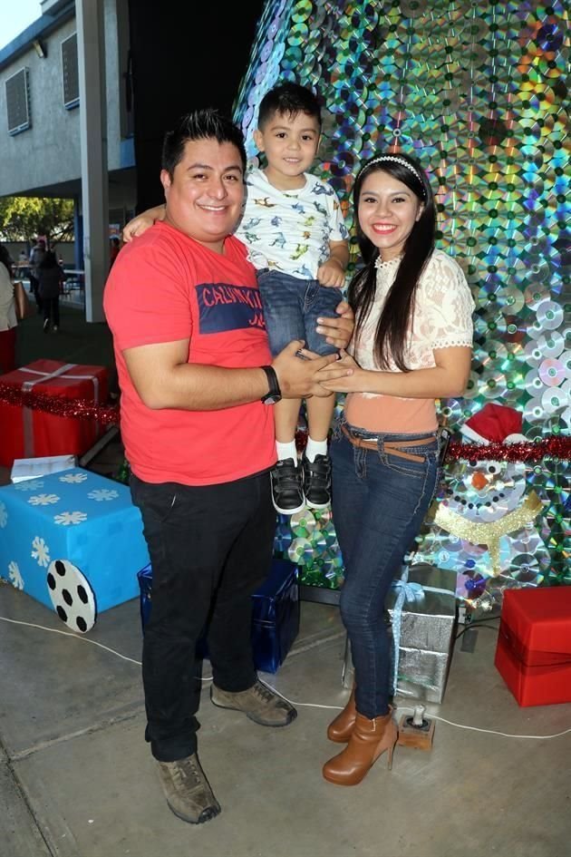 Humberto Saldaña, Gabriel Saldaña y Stephanie Sánchez