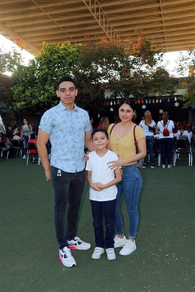 Carlos Cervantes, Daniela Morales y Daniel Cervantes