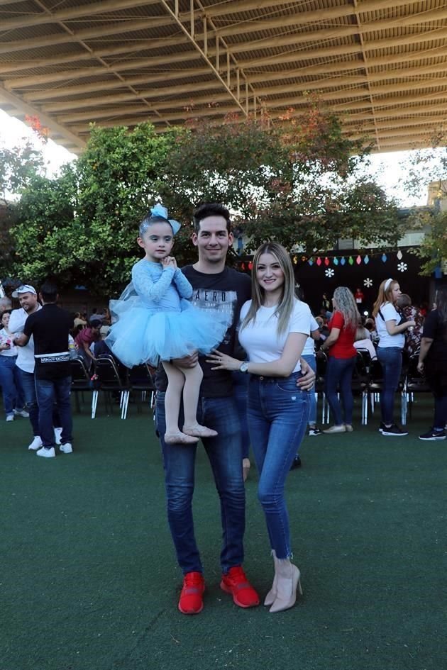 Gumbercindo Cela y Nallely Amaya de Cela con su hija Kim Cela