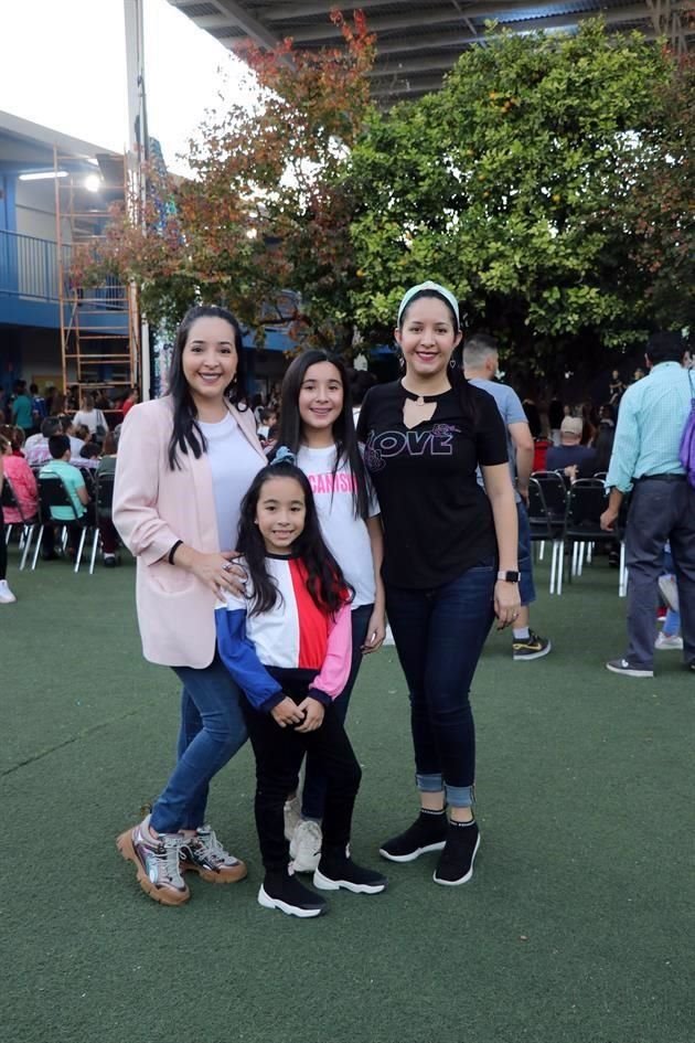 Lorena Karr, Rebecca Cisneros, Paulina Cisneros y Perla Karr