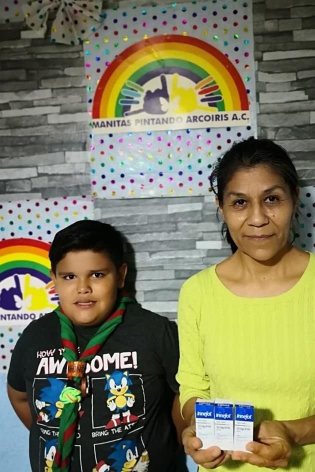 Diego Arturo García Buendía, del grupo Scout Manada Baloot Ka Phal, le donó a Patricia López Reyes los medicamentos para la quimioterapia de su hijo.