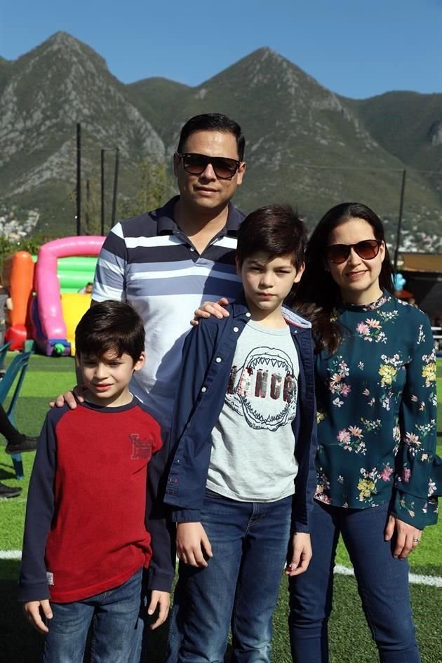 Emilio López, Omar López, Diego López y Ana Villarreal de López