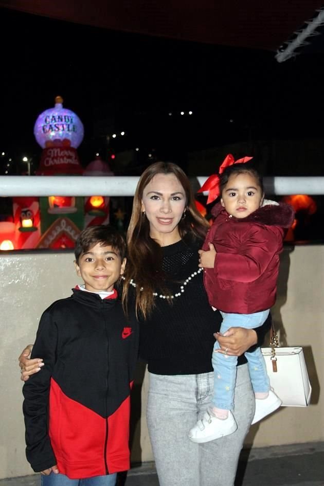 Francisco Flores, Cristina Esteve y Lía Flores