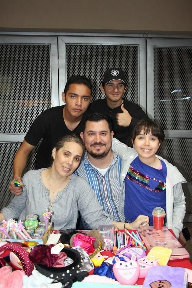 Adrián Aguilar, Gabriel Robles, May Garza, Jonathan González y Kamila Aguilar