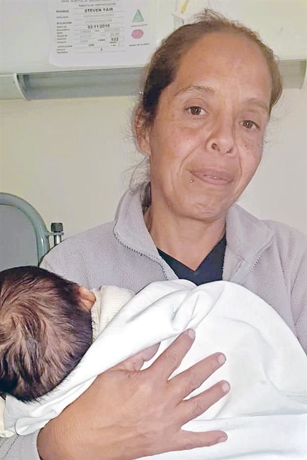 Martha Alvarado, abuela materna de Jair, aparece en la imagen con el bebé.