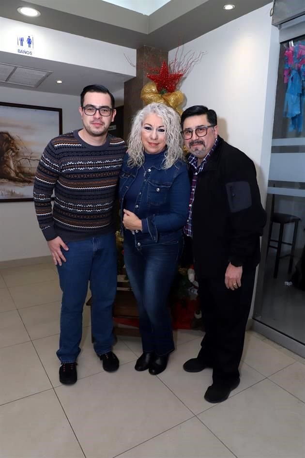 Juan Carlos Sánchez Villarreal, María Elena Villarreal y Juan Carlos Sánchez