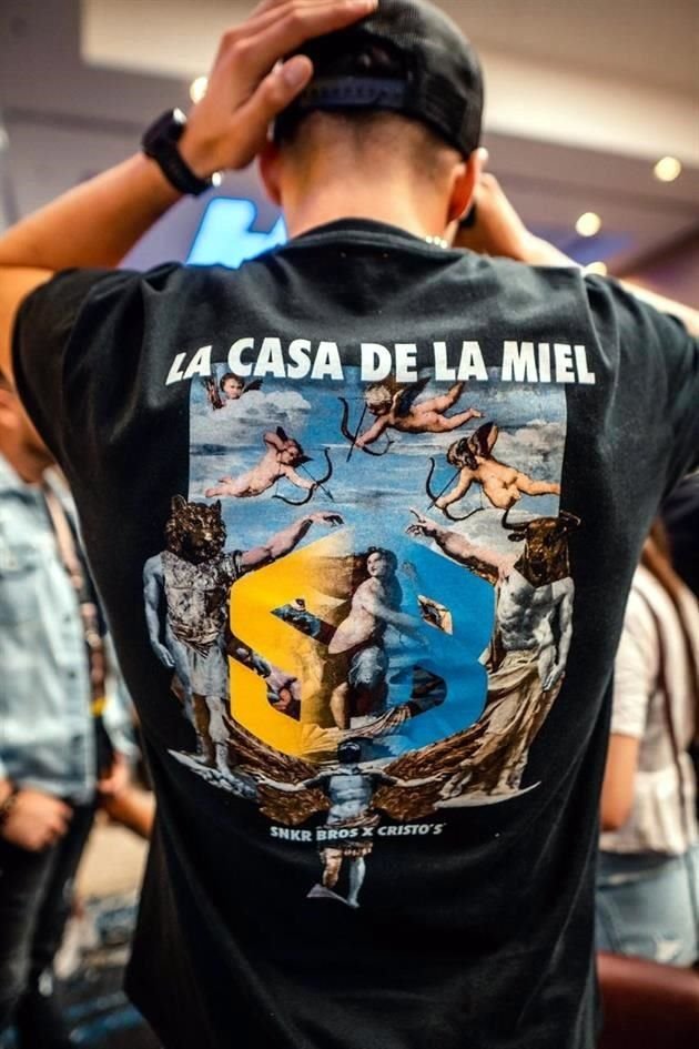 Su arte y diseños son plasmados también en playeras y chamarras.