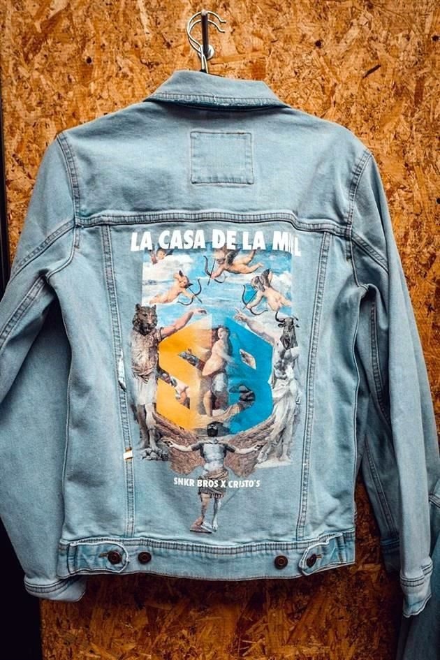 Su arte y diseños son plasmados también en playeras y chamarras.
