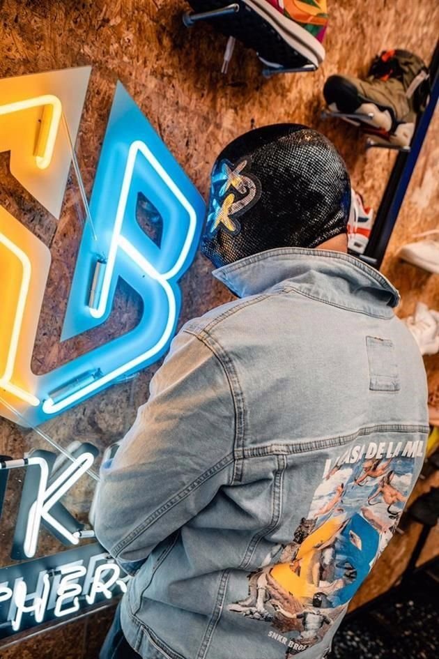 Su arte y diseños son plasmados también en playeras y chamarras.