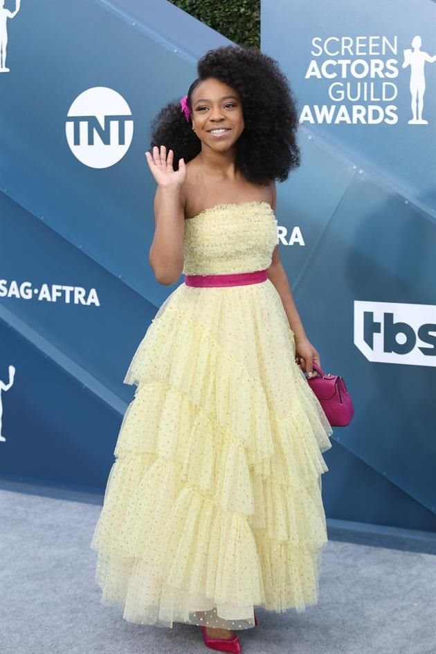 Priah Ferguson usó un vestido de tul amarillo que combinó con detalles en color fucsia.