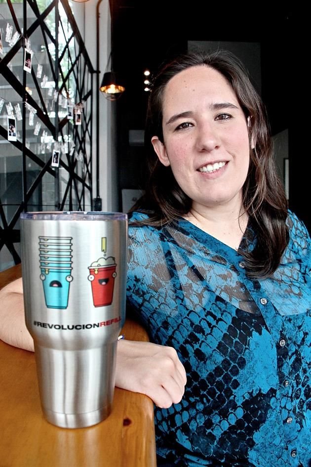 Perla Martínez  implementó la campaña #RevoluciónRefill, que busca concientizar a las personas a reutilizar un vaso desechable o utilizar termos en eventos masivos.