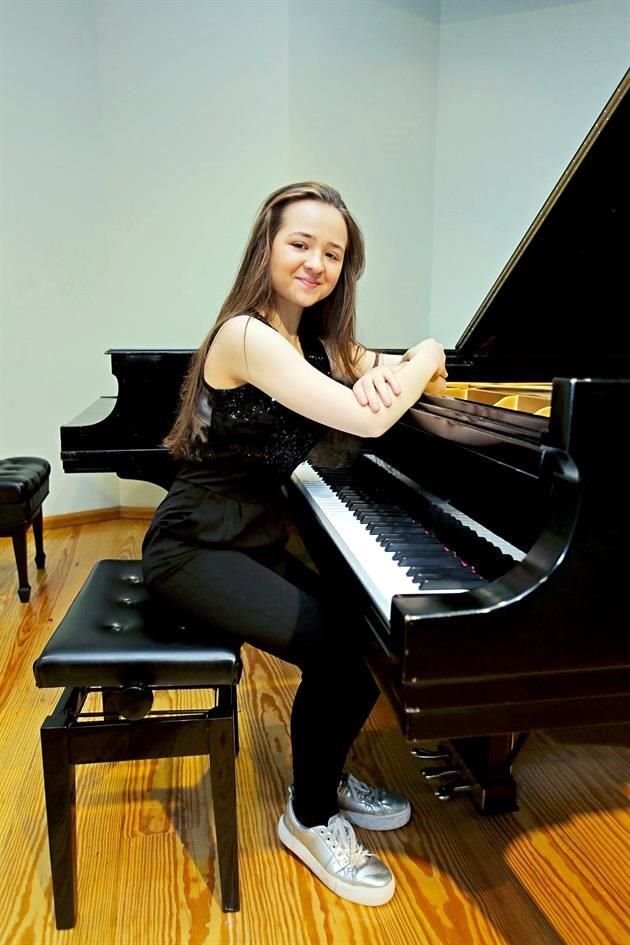 Laetitia Hahn empezó a tocar el piano a los 2 años y a los 10 debutó con una orquesta. También compone y va a escuelas a acercar la música a los chicos.