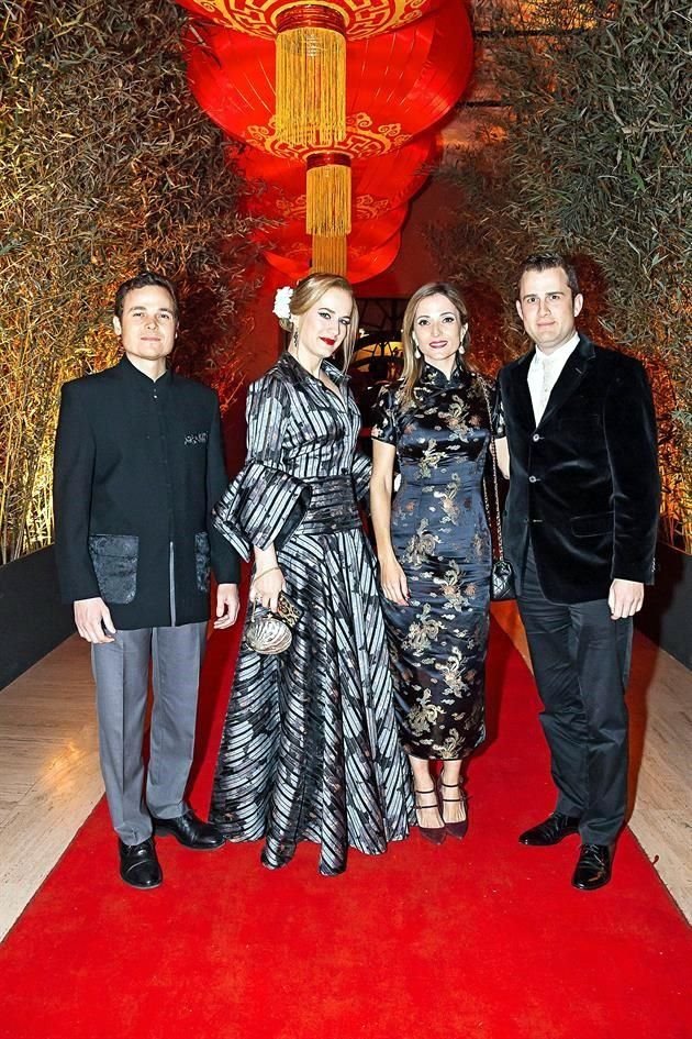 Adrián Sada, Alana Fernández de Sada, Paulina Escamilla de Fernández y Antón Fernández