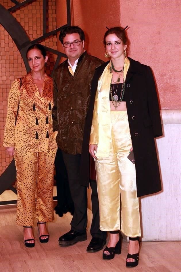 Consuelo Escámez de Santos, Ernesto Santos y Renata Santos Escámez