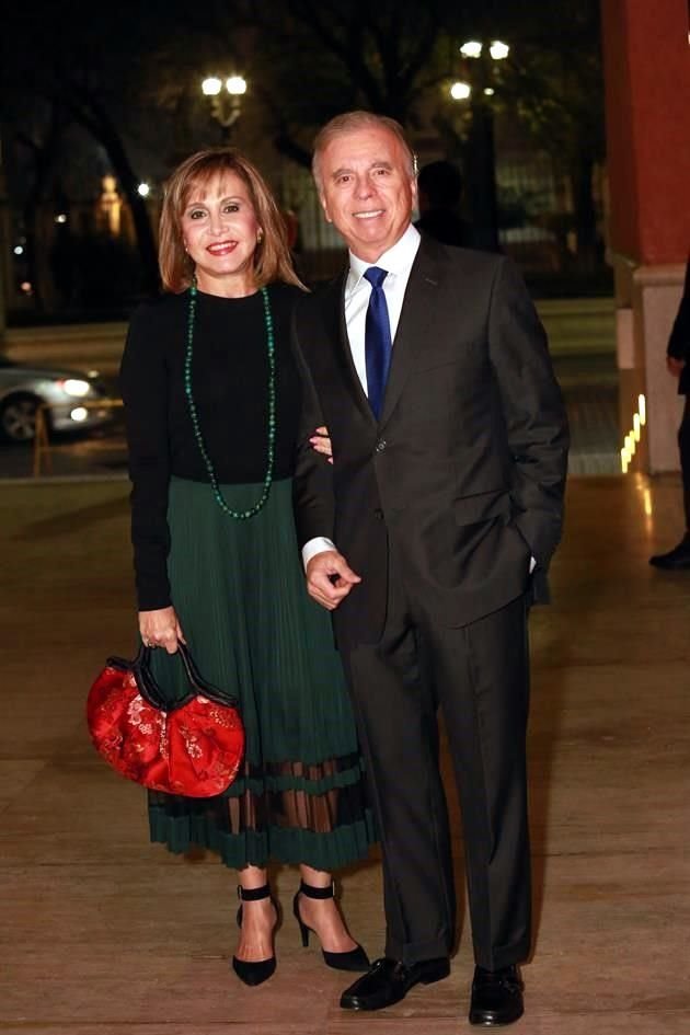 María Clariond de De la Garza y Óscar de la Garza