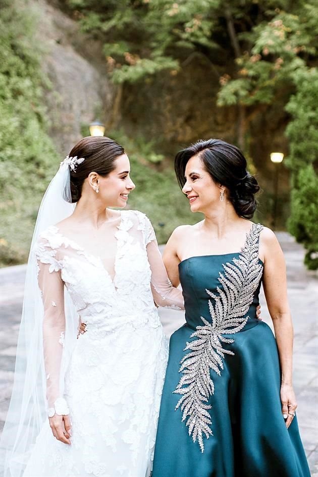 La novia con su mamá, Claudia Carolina Flores