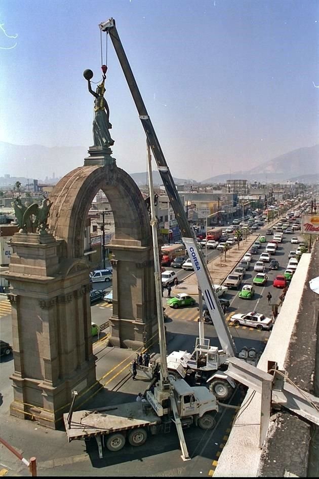 En 1997, la figura de la mujer que se encuentra en la parte superior del arco tuvo que ser retirada para reparar varias roturas y grietas.
