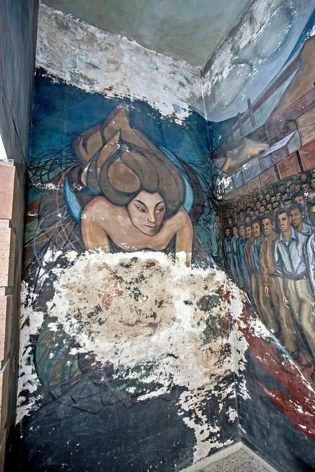 El deterioro ha afectado principalmente la parte media inferior del mural, provocando que ya no sea posible apreciar en su totalidad los trazos ni los colores usados por el artista.