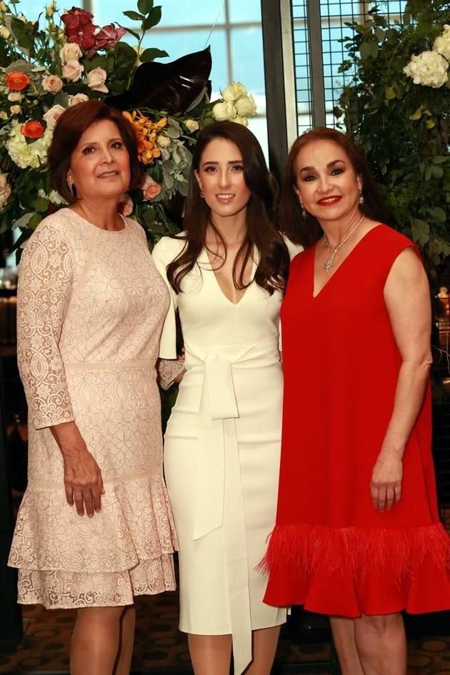 Martha Emilia González de Alonso, la novia y Sandra de la Luz Rodríguez Guerra