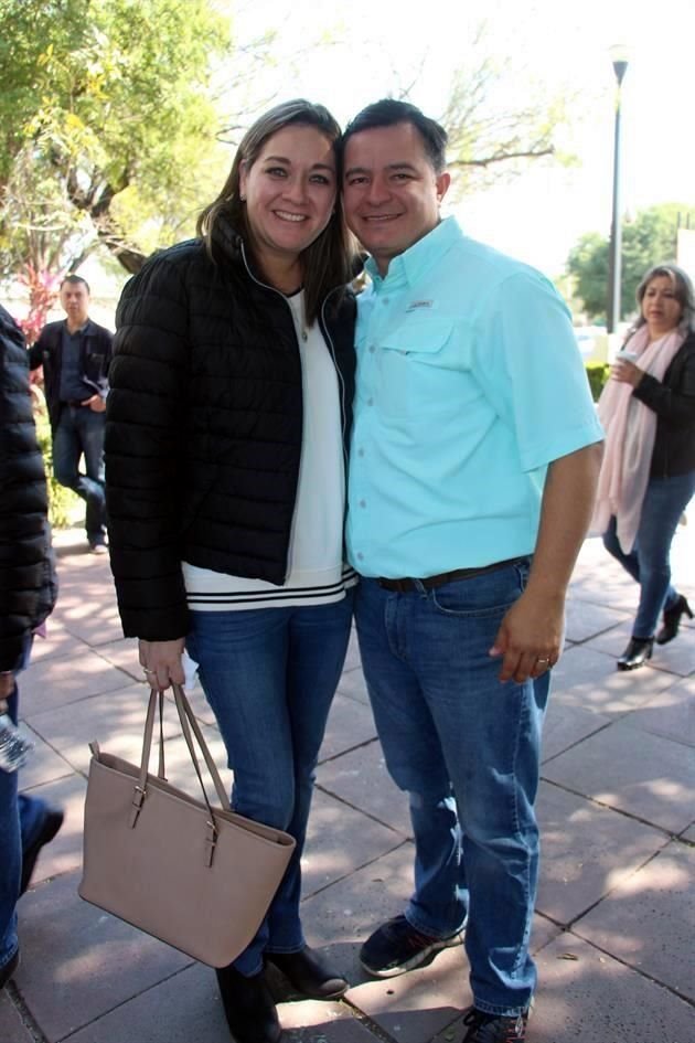 Lucy Arenas de Suárez y Raúl Suárez