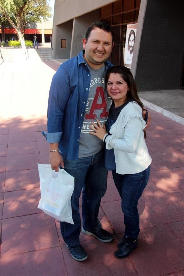 Julio Villarreal y Jessica Morales de Villarreal