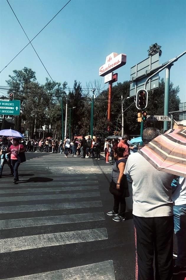 El bloqueo lo hacen en casi todos los sentidos de ese cruce.