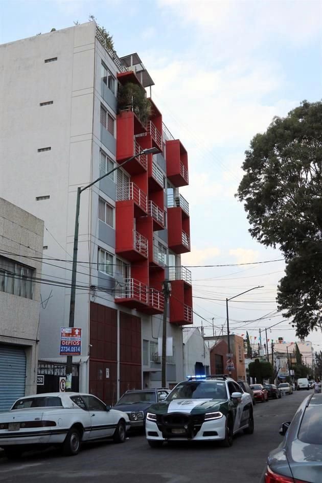 El edificio donde la noche del sábado se cometió el feminicidio es de los más recientes en la calle Tamagno.