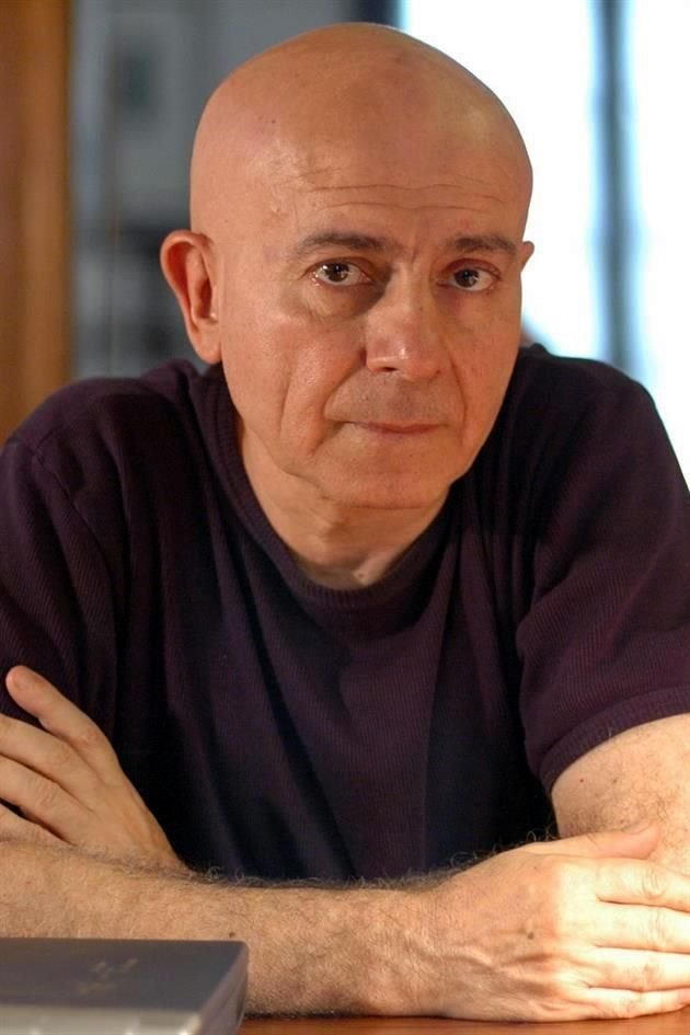 Ensayista y poeta  de origen argentino. Entre su obra conocida está Cuando todo calla y La pasión según Georg Trakl: Poesía y expiación.