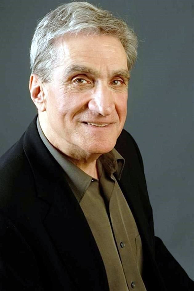 Poeta, ensayista, traductor, catedrático y crítico literario estadounidense. Ha sido aclamado por su traducción de Inferno, de Dante Alighieri.