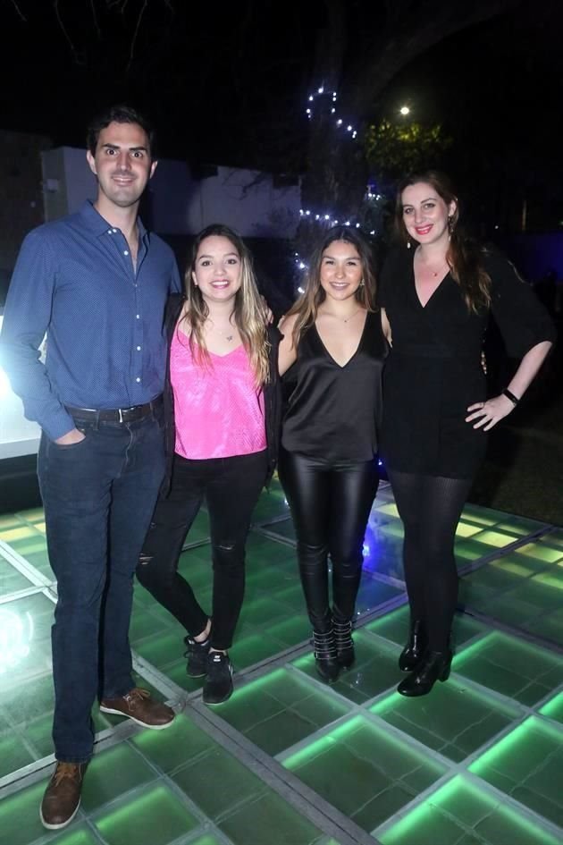 Tomas Lankenau, María Mónica Fernández,z Andrea Durán y Daniela Fernández