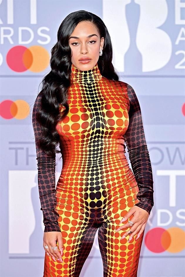 La que deslumbró en la entrega de los Brit Awards fue la joven cantante inglesa Jorja Smith con su psicodélico atuendo.