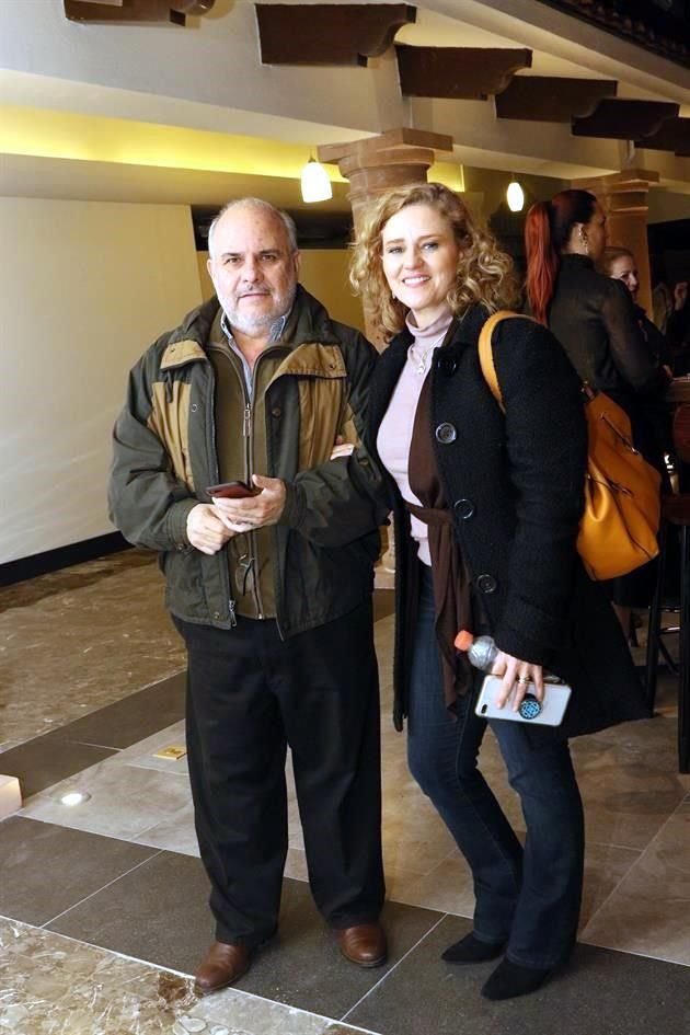 Alfredo Villarreal y Maribel Warnholtz