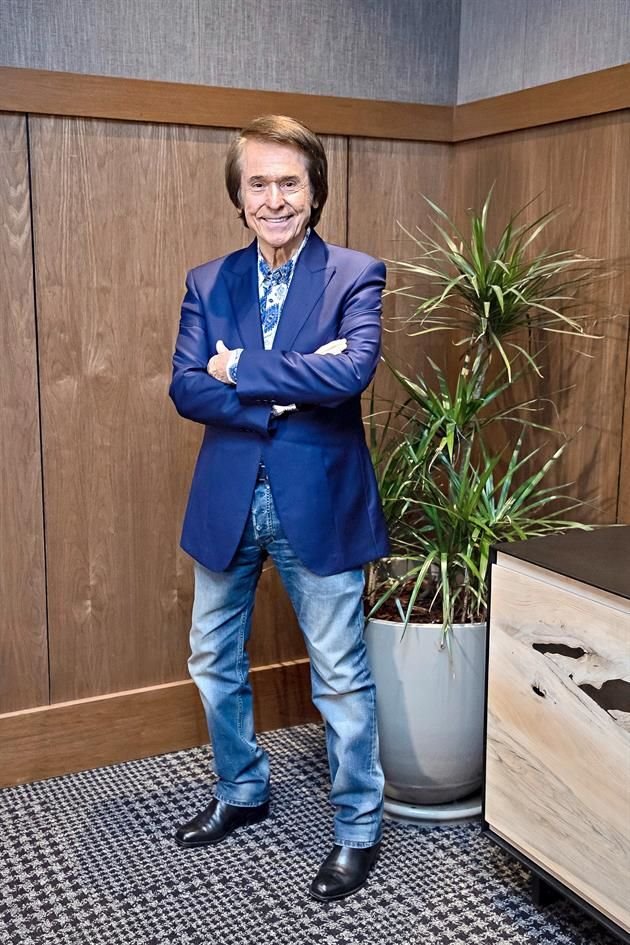 El cantante afirma que no vive de la nostalgia; el viernes se presentará en el Auditorio Nacional.