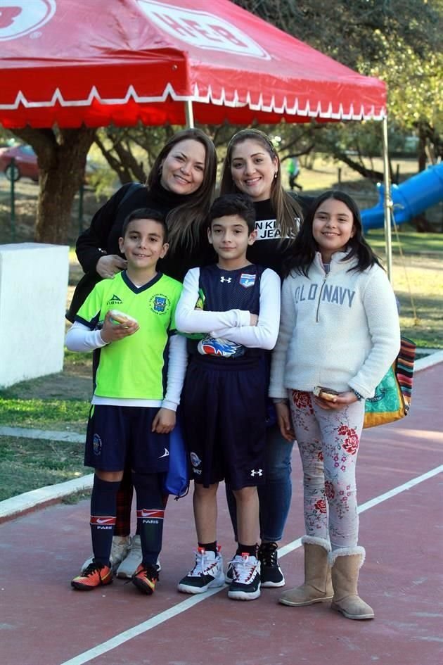 Nora Hernández,Talina Balmaceda, Marcelo García,  Mauricio González y Camila García
