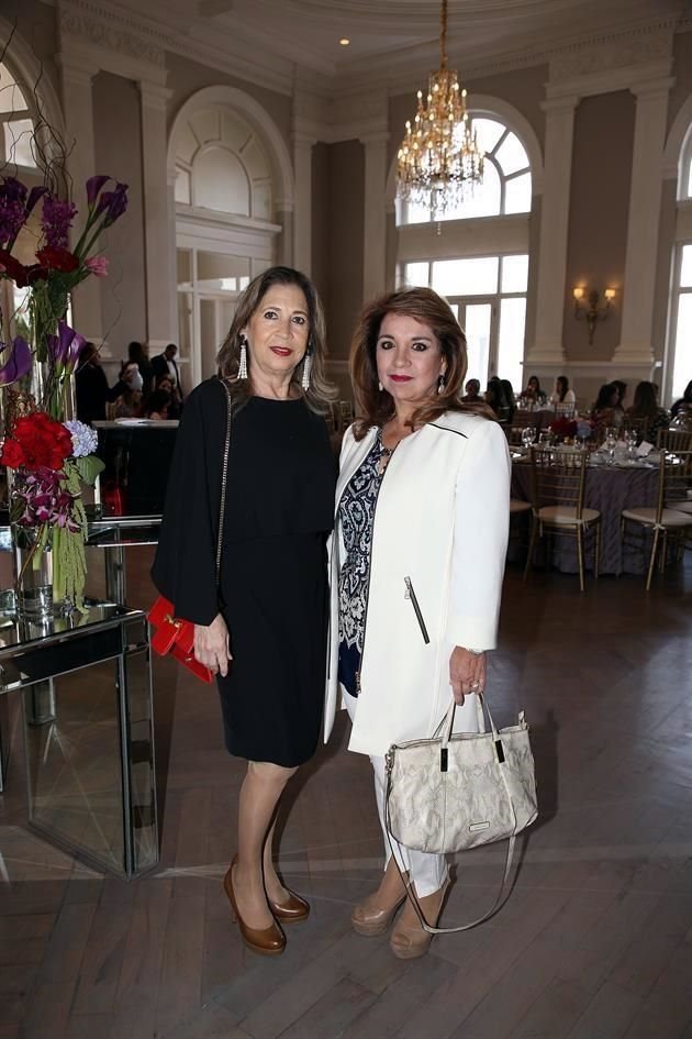 Laura Cortés de Tejada y Blanca Cortés de Flores