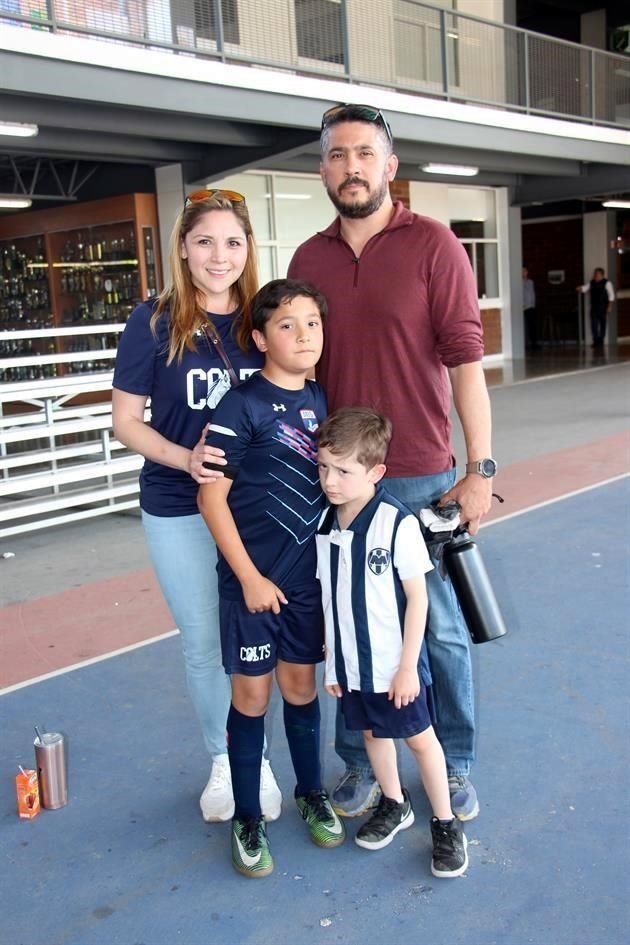 Cynthia Barragán, Raúl González, Emiliano González Barragán y Antonio González Barragán
