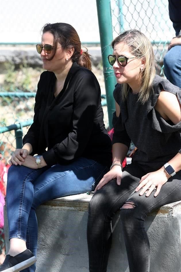 Lily Guzman de Martínez y Maries González de González