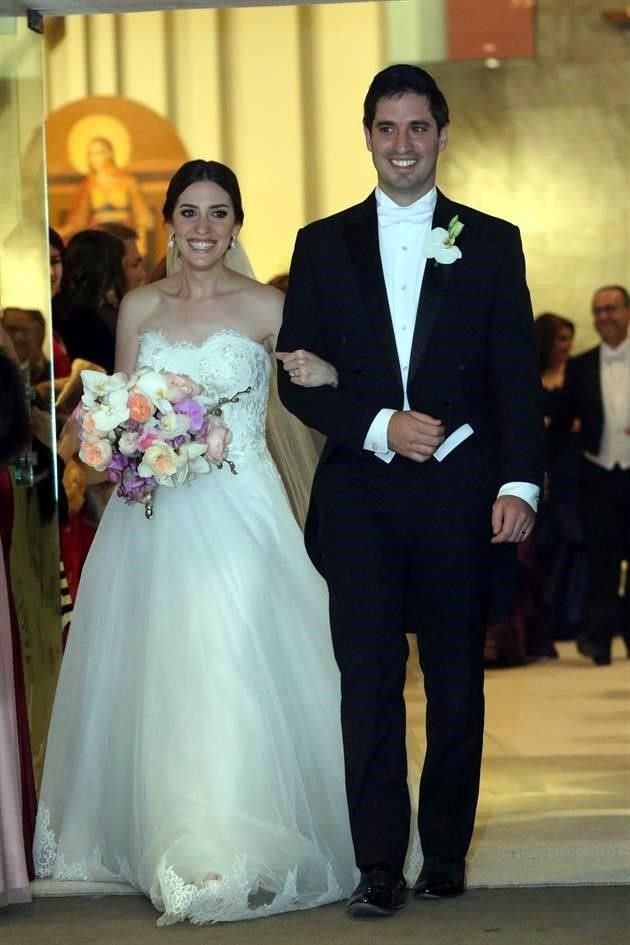 Los novios saliendo de la iglesia