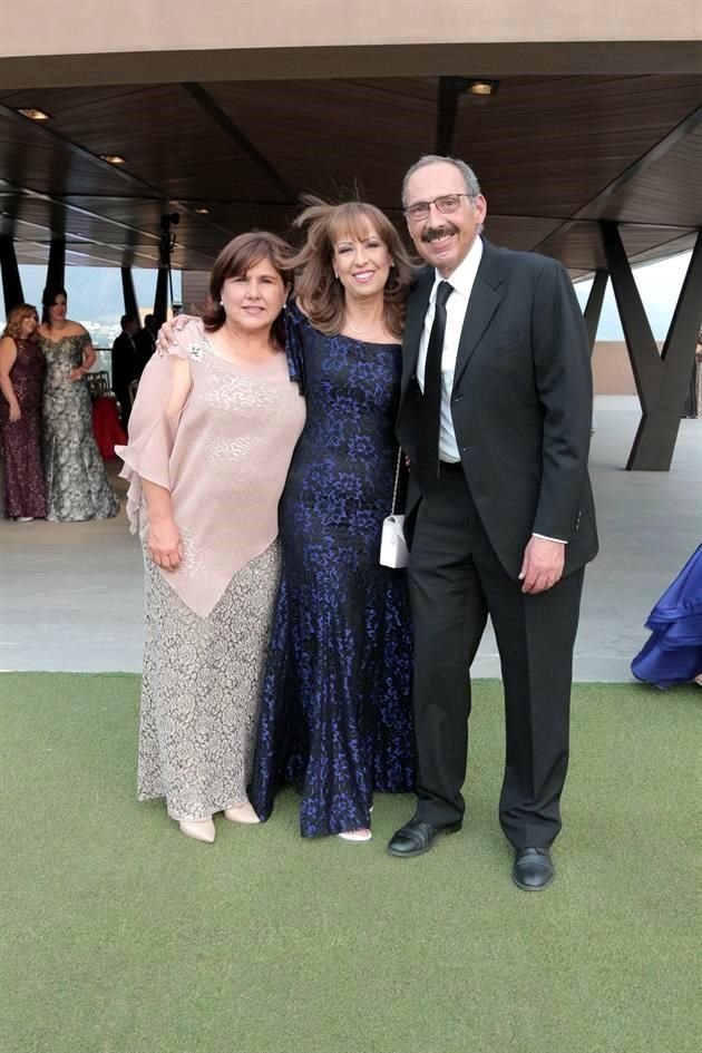 Sandra Rodríguez de Cantú, Nora Cantú y Víctor Cantú