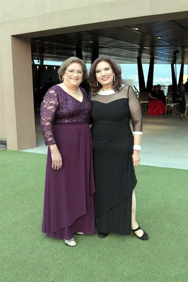 Lucila Ovalle de Tijerina, abuelita del novio y Alma Riojas Díaz, tía del novio