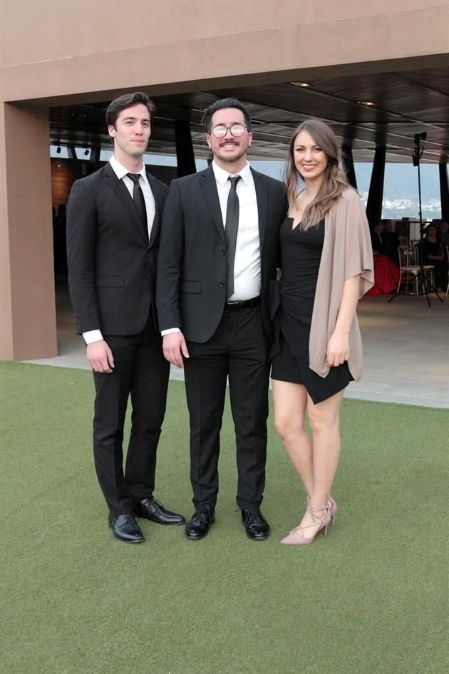 Cesar, TRavis y Kyra Waggoner