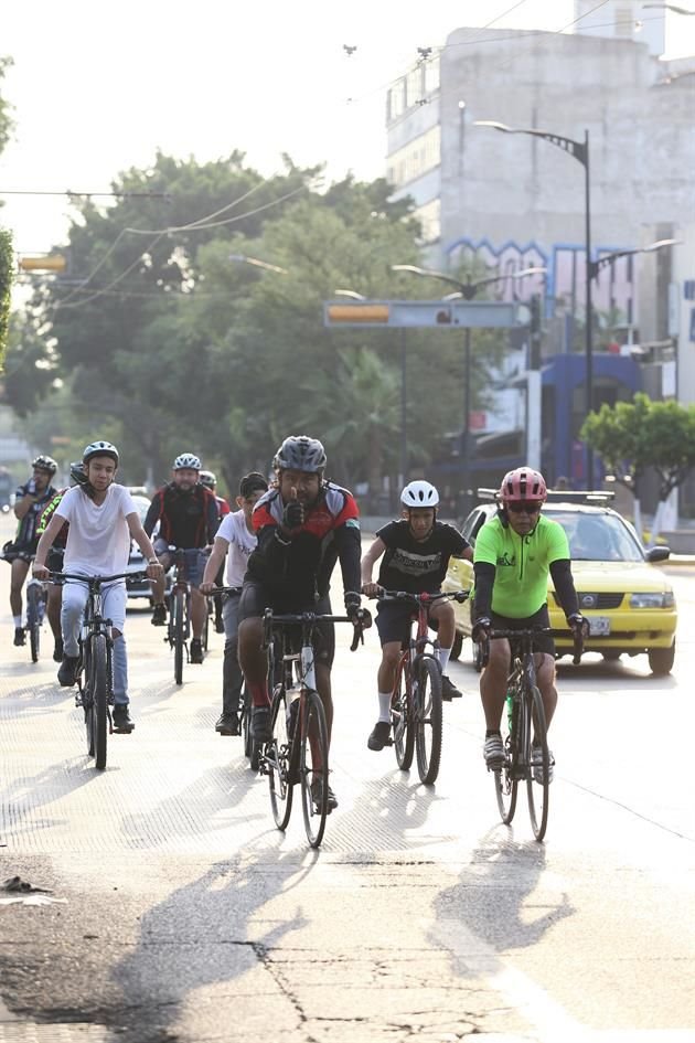 En la Avenida Juárez, en el Centro, se observaron algunos grupos de ciclistas.