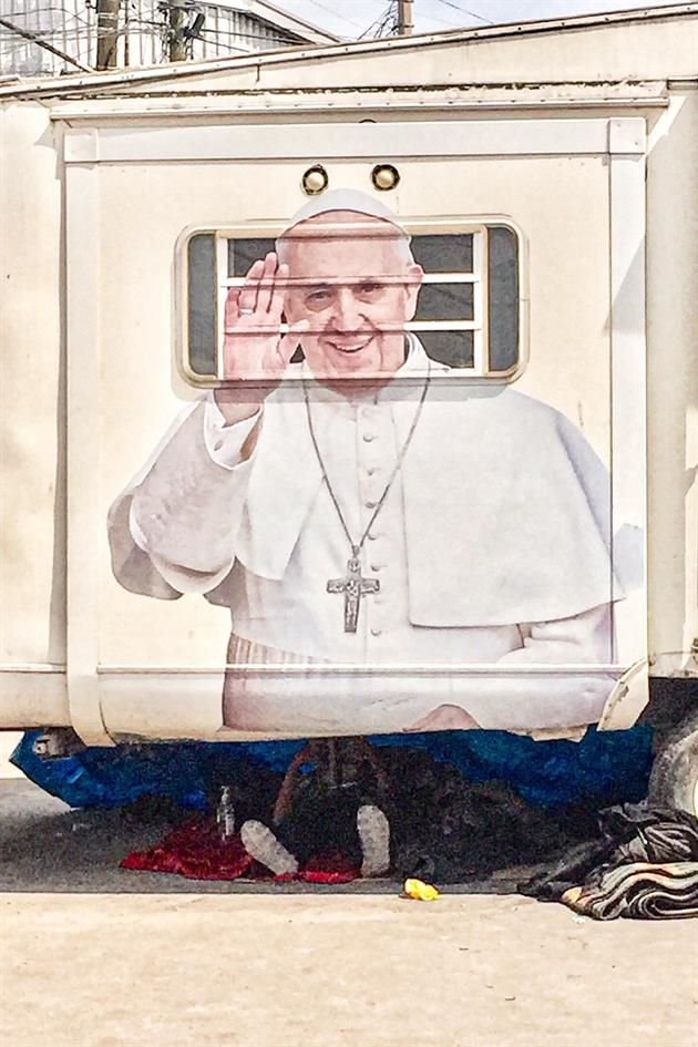 La estampa cobra notoriedad por la imagen del Papa Francisco en el vehículo.