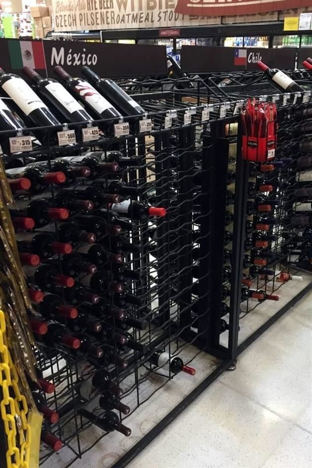 La zona de vinos y licores también comienza a mostrar escasez.