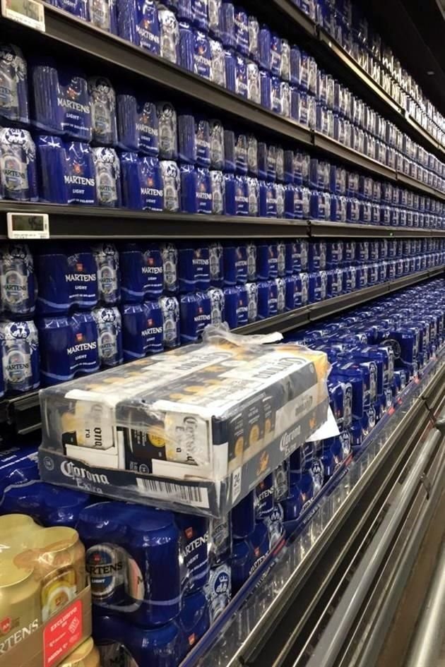 Los anaqueles están repletos de cerveza de importación porque la nacional se terminó ayer.