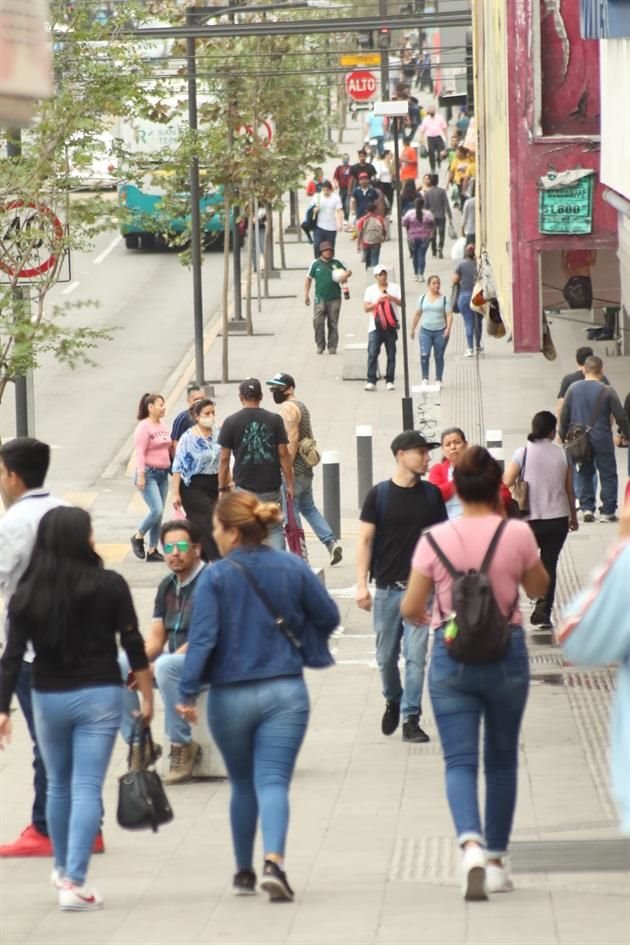 Con el inicio de las vacaciones, cientos de regios salieron a pasear por la Avenida Juárez.