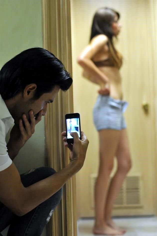 La utilización de material para adultos sin consentimiento está penada por la ley.