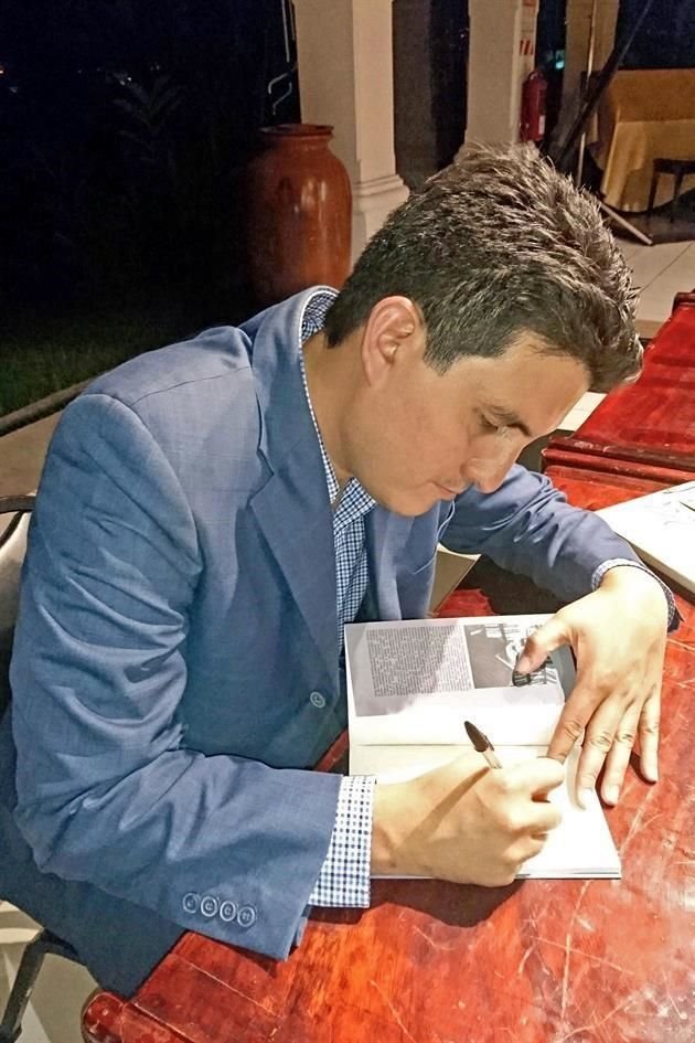 El poeta ganó el Pilar Fernández Labrador por su obra 'Los excesos milenarios'.