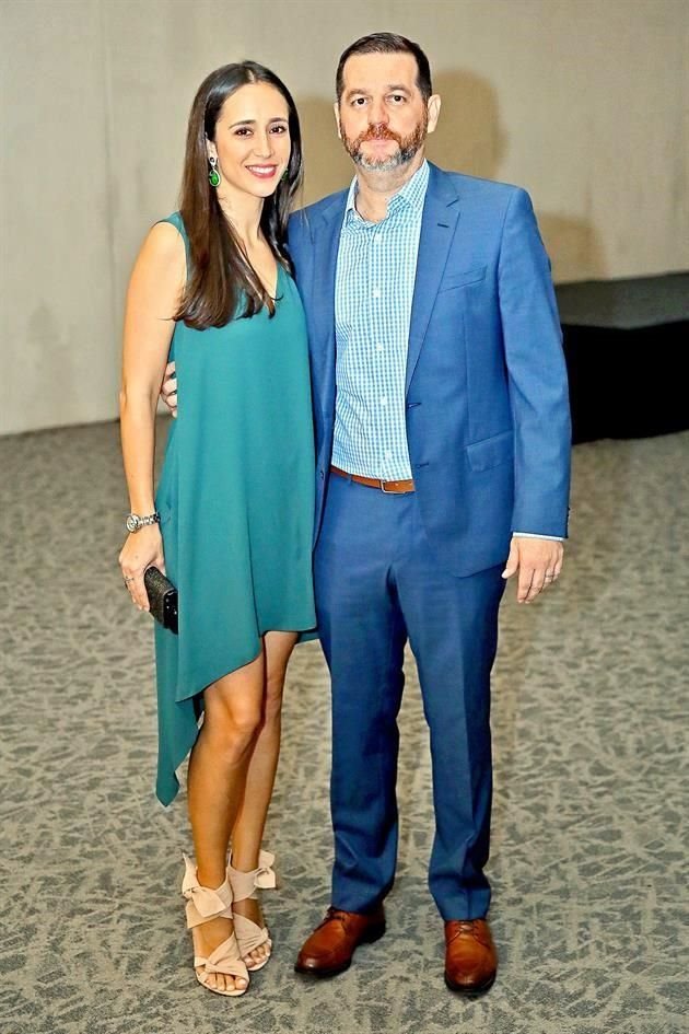 Federico Santos. SALIR A CENAR. Aparecen: Stephanie Scheimann de Santos y Federico Santos