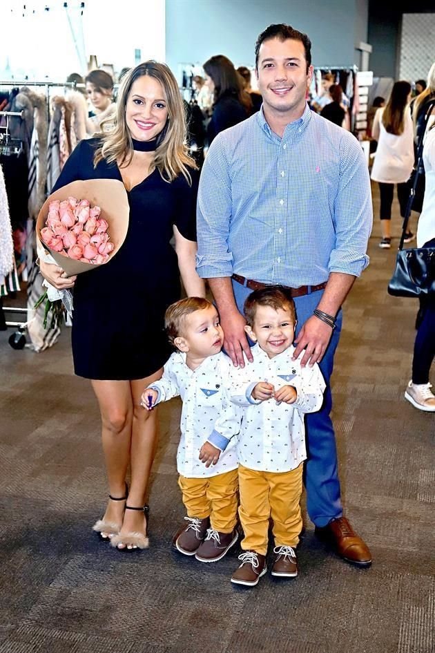 David Pérez Salinas Montemayor. PASEAR EN FAMILIA. Aparecen: Vivi Villarreal de Pérez Salinas, David Pérez Salinas, Sebastián Pérez Salinas y André Pérez Salinas